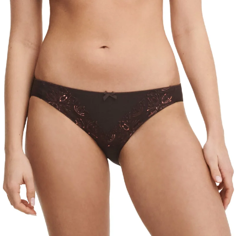 seamless panties with a concealed pocket, moisture-wicking finish, and stretchable fabric for convenience, comfort, and a smooth undergarment line.Chantelle Champs Elysées Progressive Brief